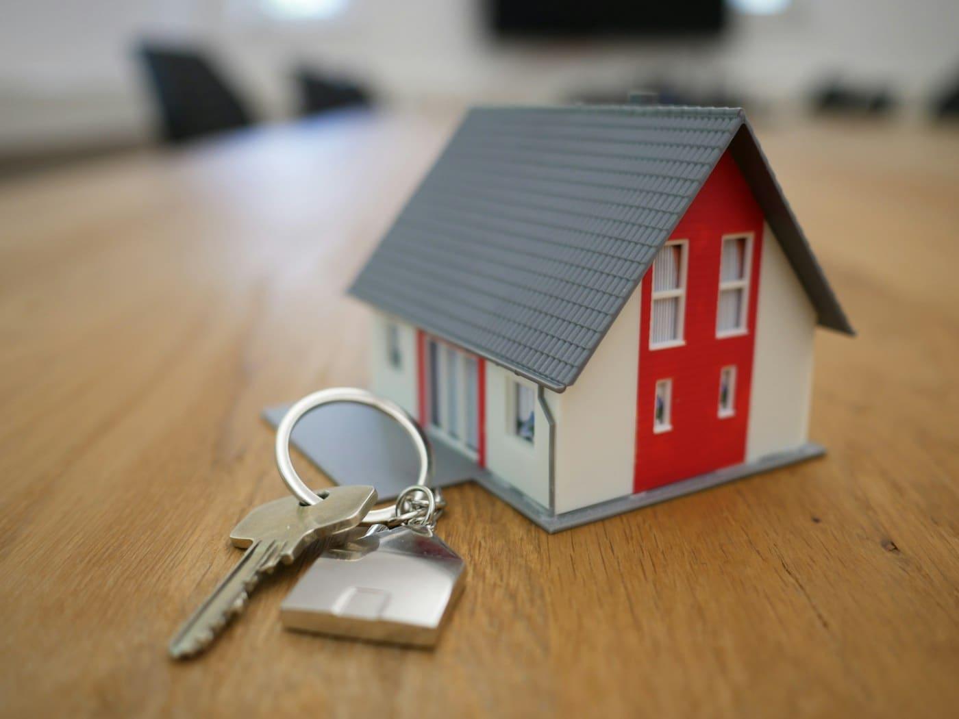 House keys ready for move-out cleaning and security deposit walkthrough